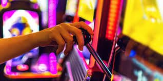 Antarmuka aplikasi mafia77 dengan studio live casino terbaru di layar smartphone